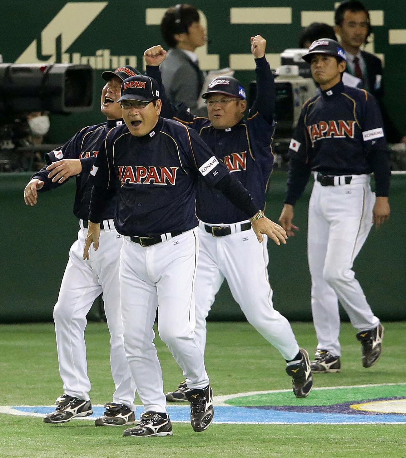 WBC2次ラウンド　延長戦で台湾を下し、ほっとした表情でナインを出迎える、手前から山本監督、東尾コーチ。同3人目はガッツポーズの高代コーチ（2013年3月8日撮影）
