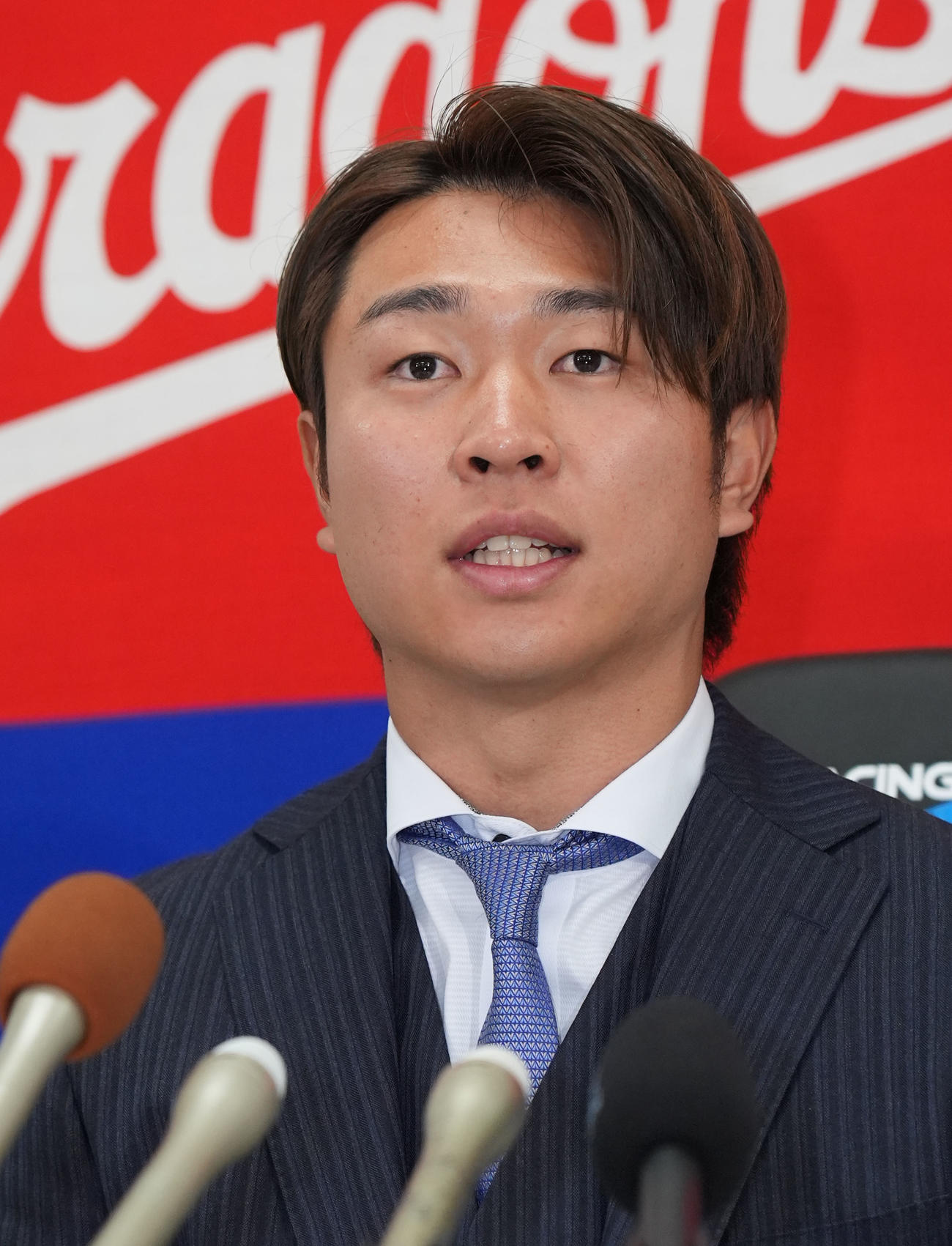 交渉を終え会見する高橋宏（撮影・森本幸一）