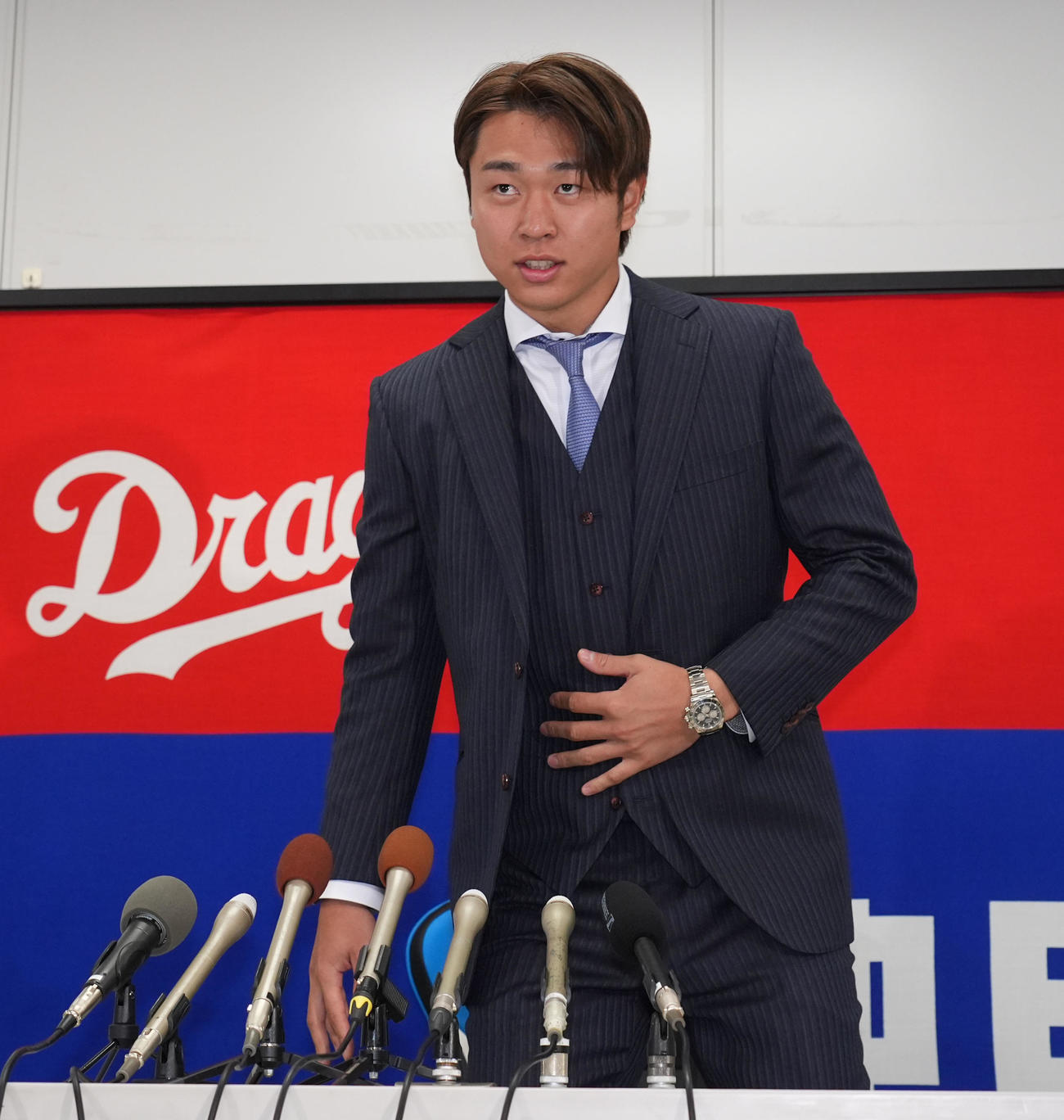 交渉を終え会見の席に着く高橋宏（撮影・森本幸一）