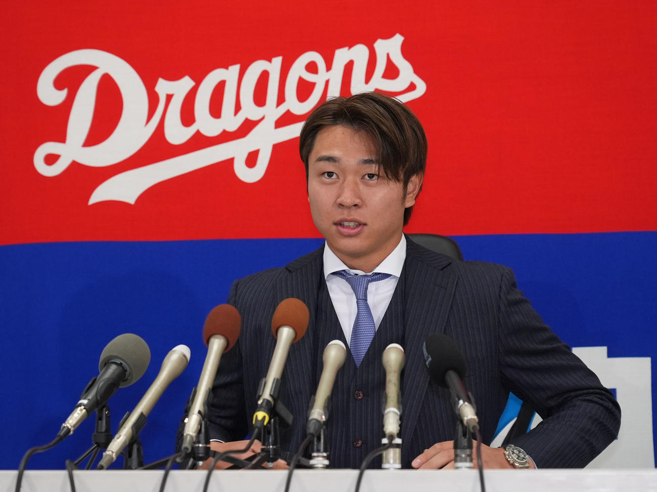 交渉を終え会見する高橋宏（撮影・森本幸一）