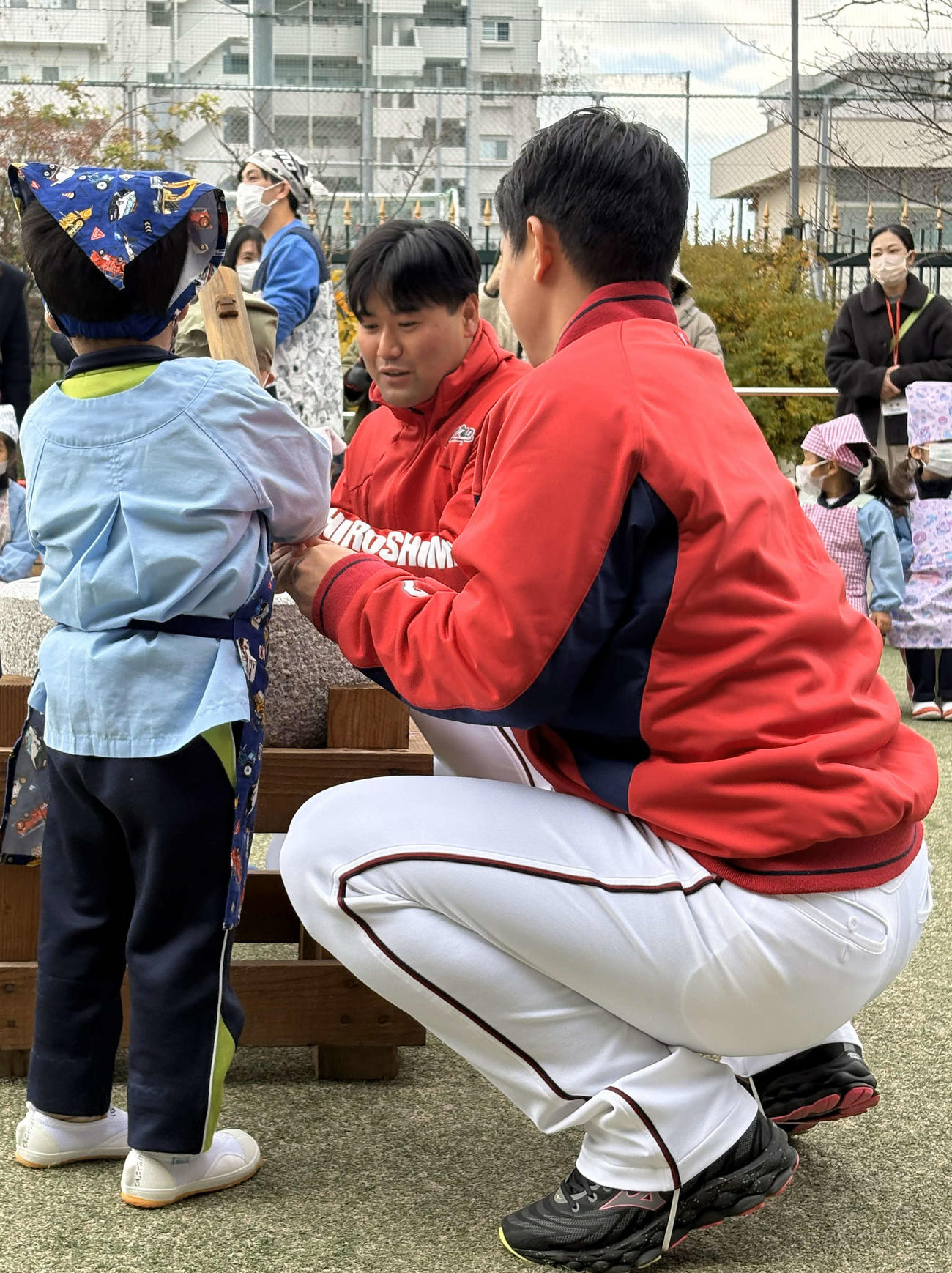 園児と一緒に餅をつく広島末包昇大外野手（写真中央、右手前は堂林）（撮影・前原淳）