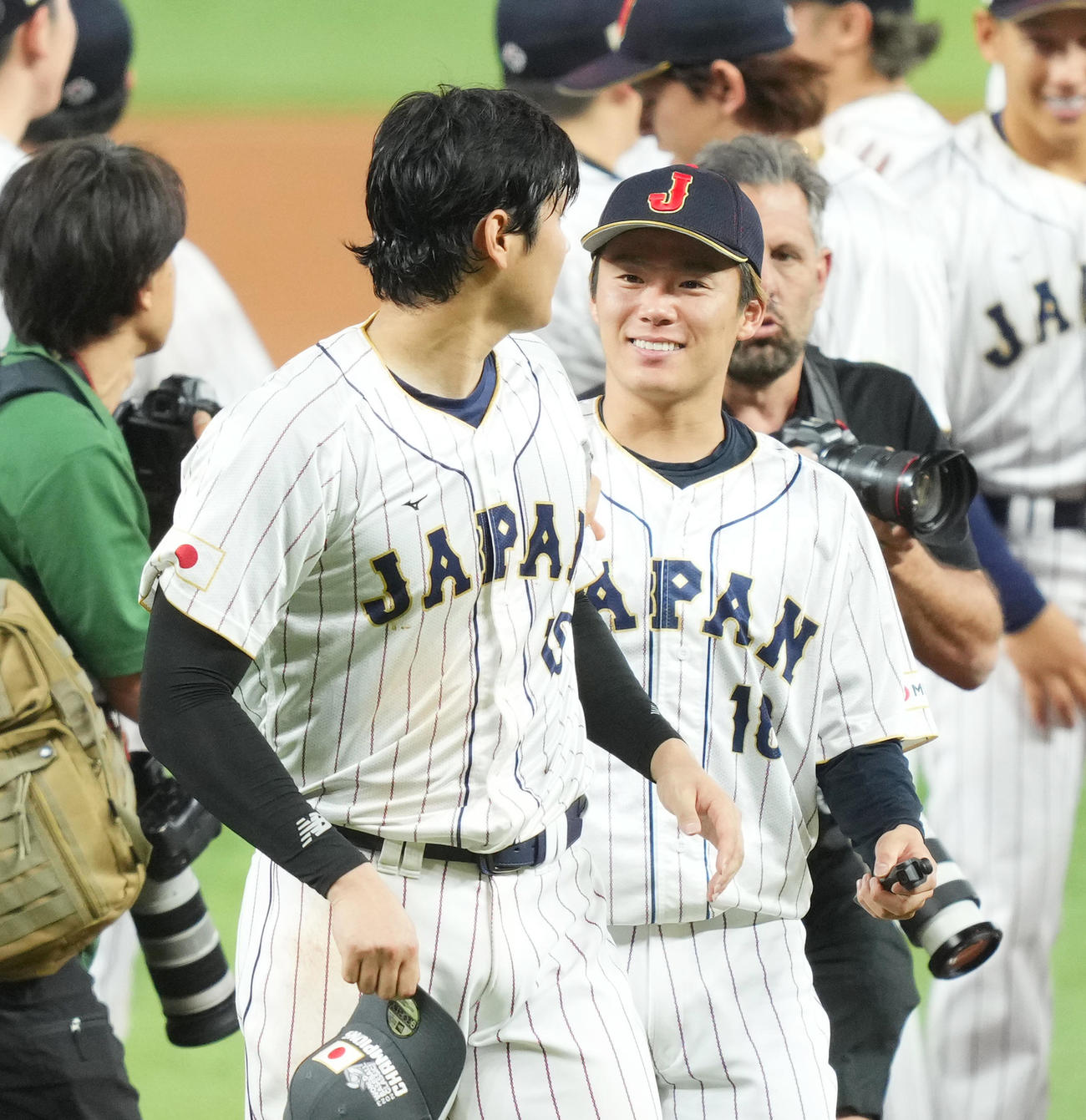 WBC日本代表は世界一を決めた大谷翔平（手前）と山本由伸が言葉を交わす（2023年3月撮影）