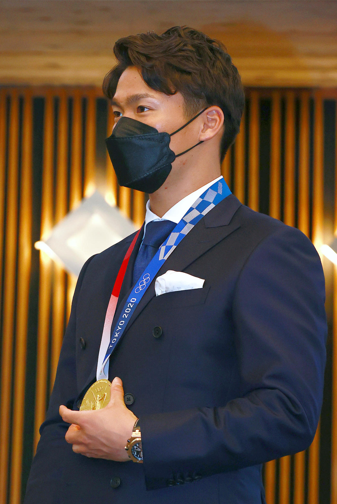 オリックス山本は東京五輪の金メダルを手にし「岡山県県民栄誉賞」授与式に臨む（撮影・上山淳一）
