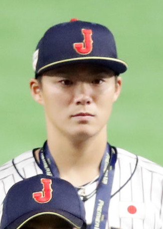 WBSC世界野球プレミア12で優勝し、メダルを下げる山本由伸（2019年11月撮影）