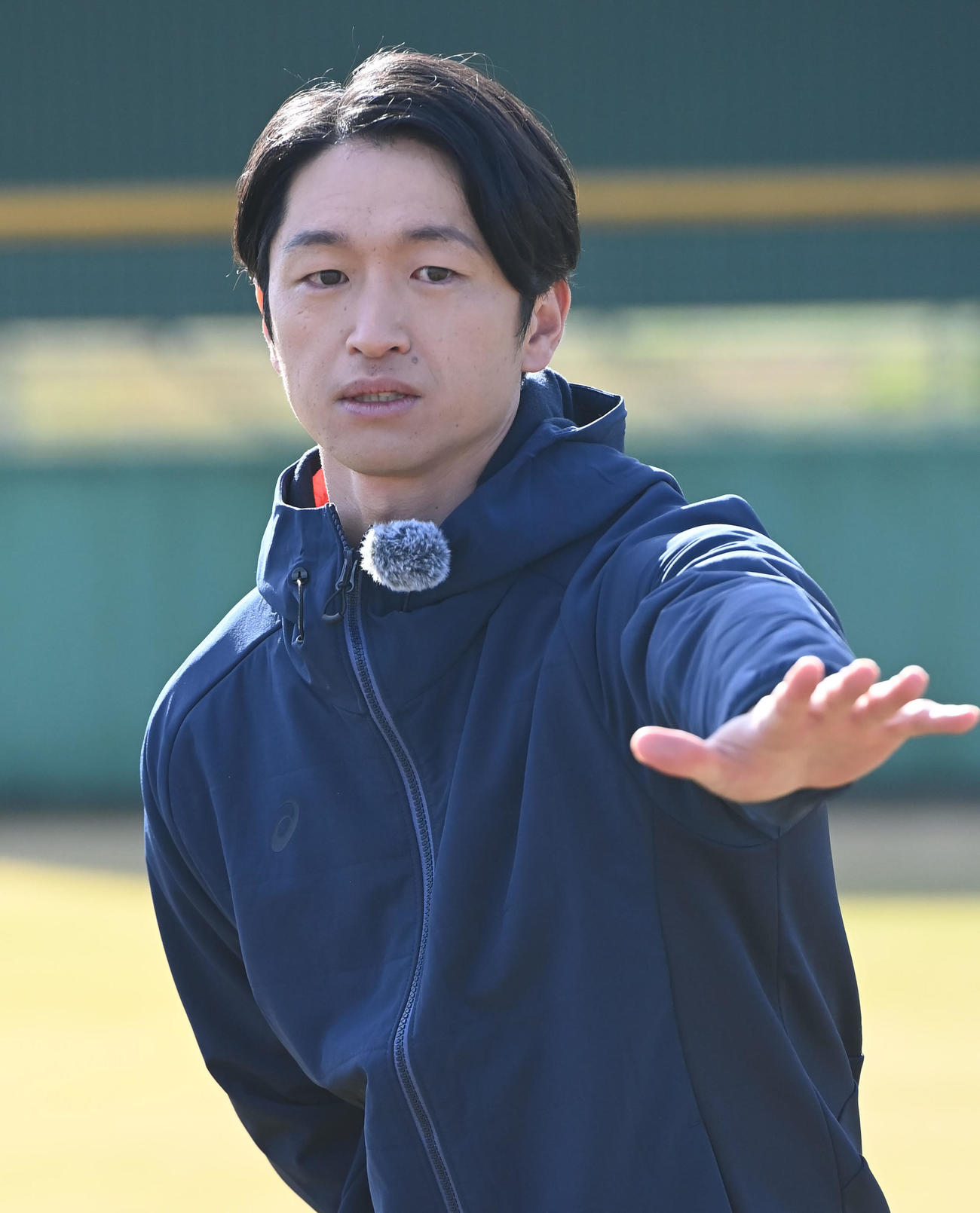 ユーチューブ「トクサンTV」の撮影に臨む近本（撮影・石井愛子）