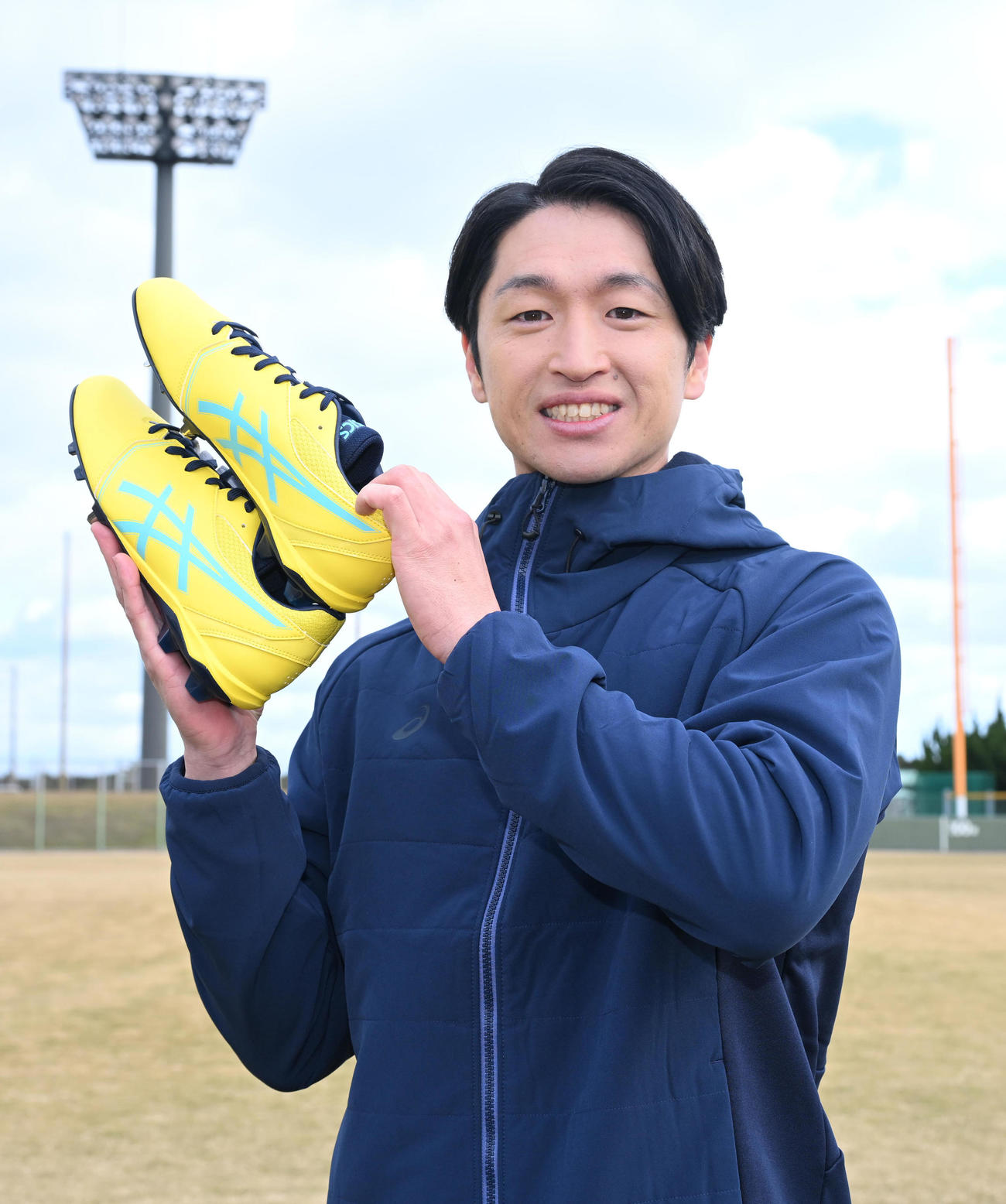 アシックスの新型スパイクを手にする近本（撮影・石井愛子）