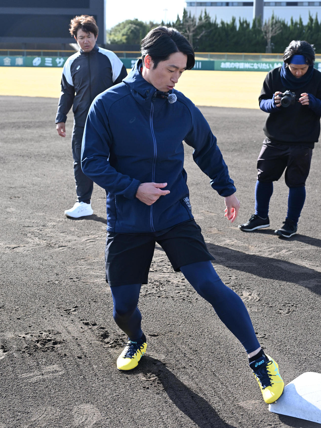 ユーチューバーのトクサン（左）と走塁の話をする近本（撮影・石井愛子）