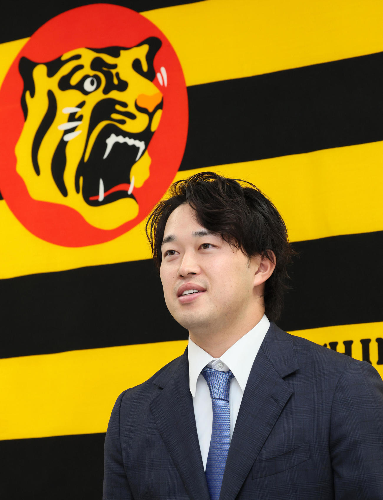 ヤクルトから現役ドラフトで加入し入団会見する浜田（撮影・加藤哉）