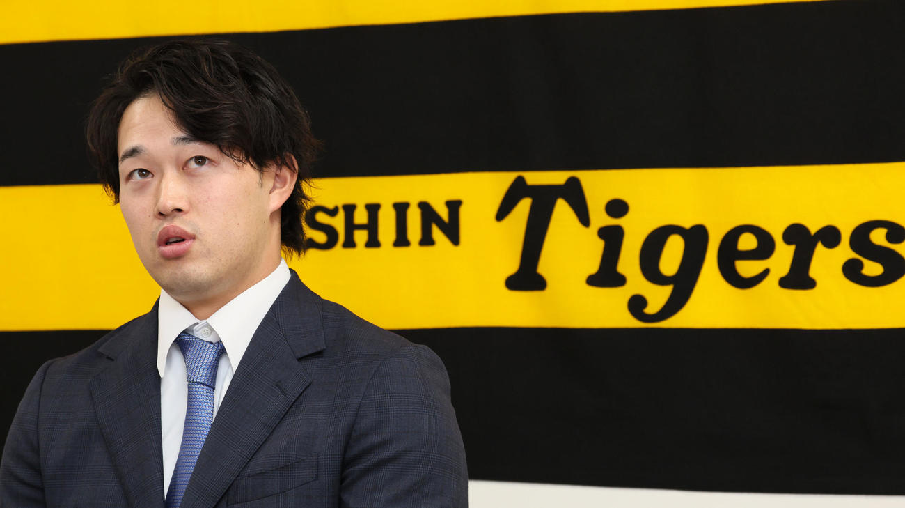 ヤクルトから現役ドラフトで加入し入団会見する浜田（撮影・加藤哉）