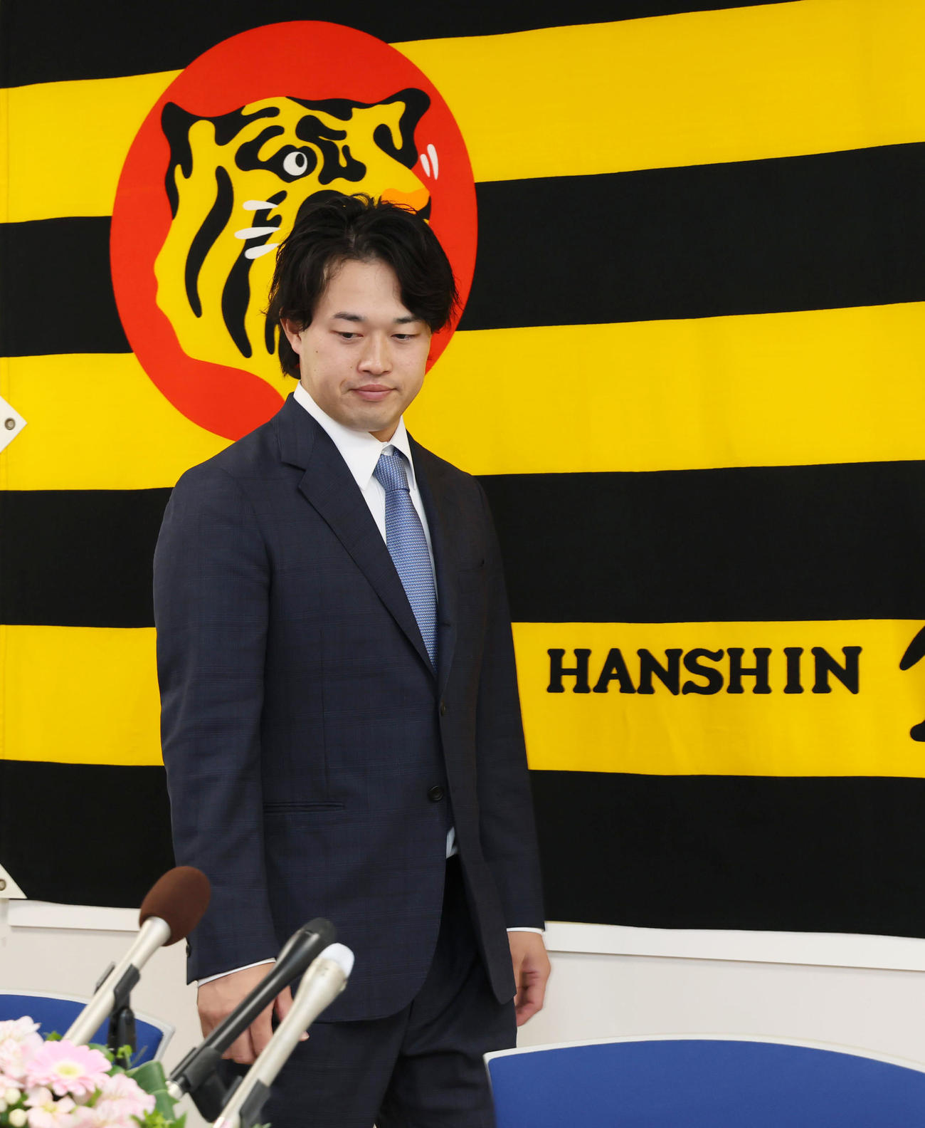 ヤクルトから現役ドラフトで加入し入団会見を行った浜田（撮影・加藤哉）