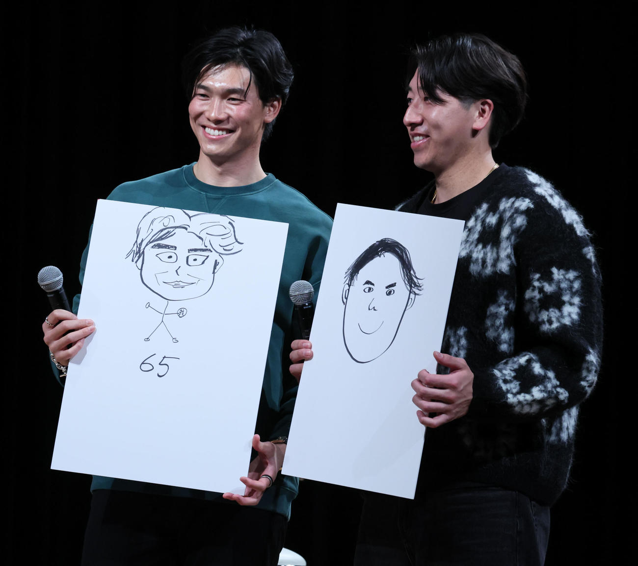 トークショーの中でお互いの似顔絵を描きあいボードを手に笑顔を見せる阪神湯浅（左）と大勢（撮影・加藤哉）