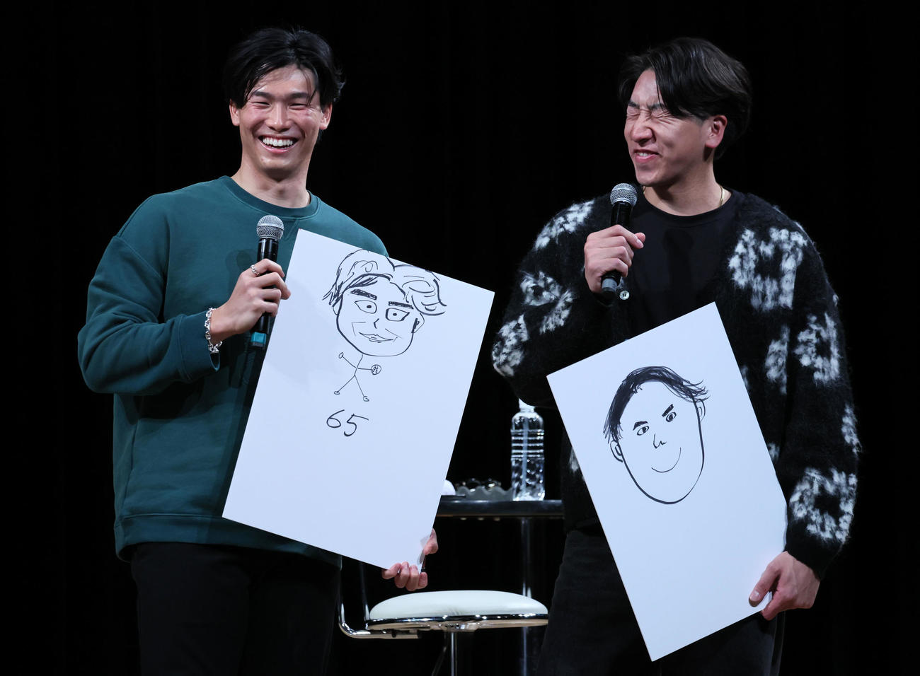 トークショーの中でお互いの似顔絵を描きあいボードを交換し手にする阪神湯浅（左）と大勢（撮影・加藤哉）
