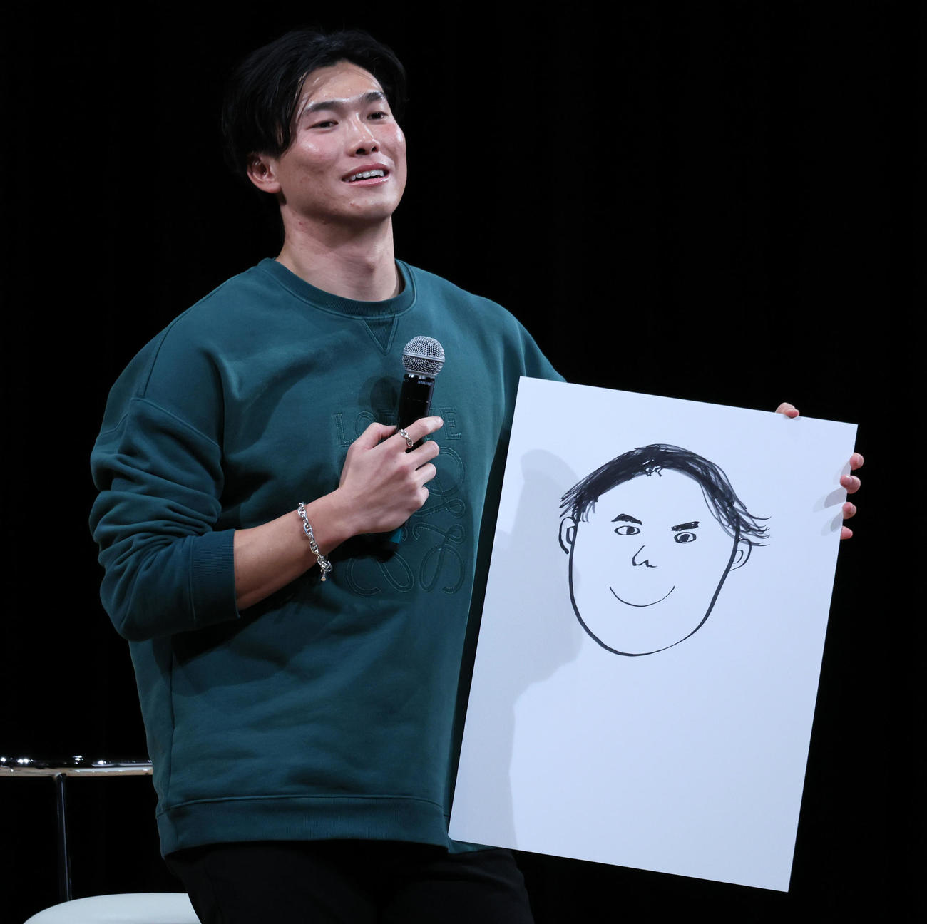 トークショーの中で巨人大勢の似顔絵を描いた阪神湯浅（撮影・加藤哉）