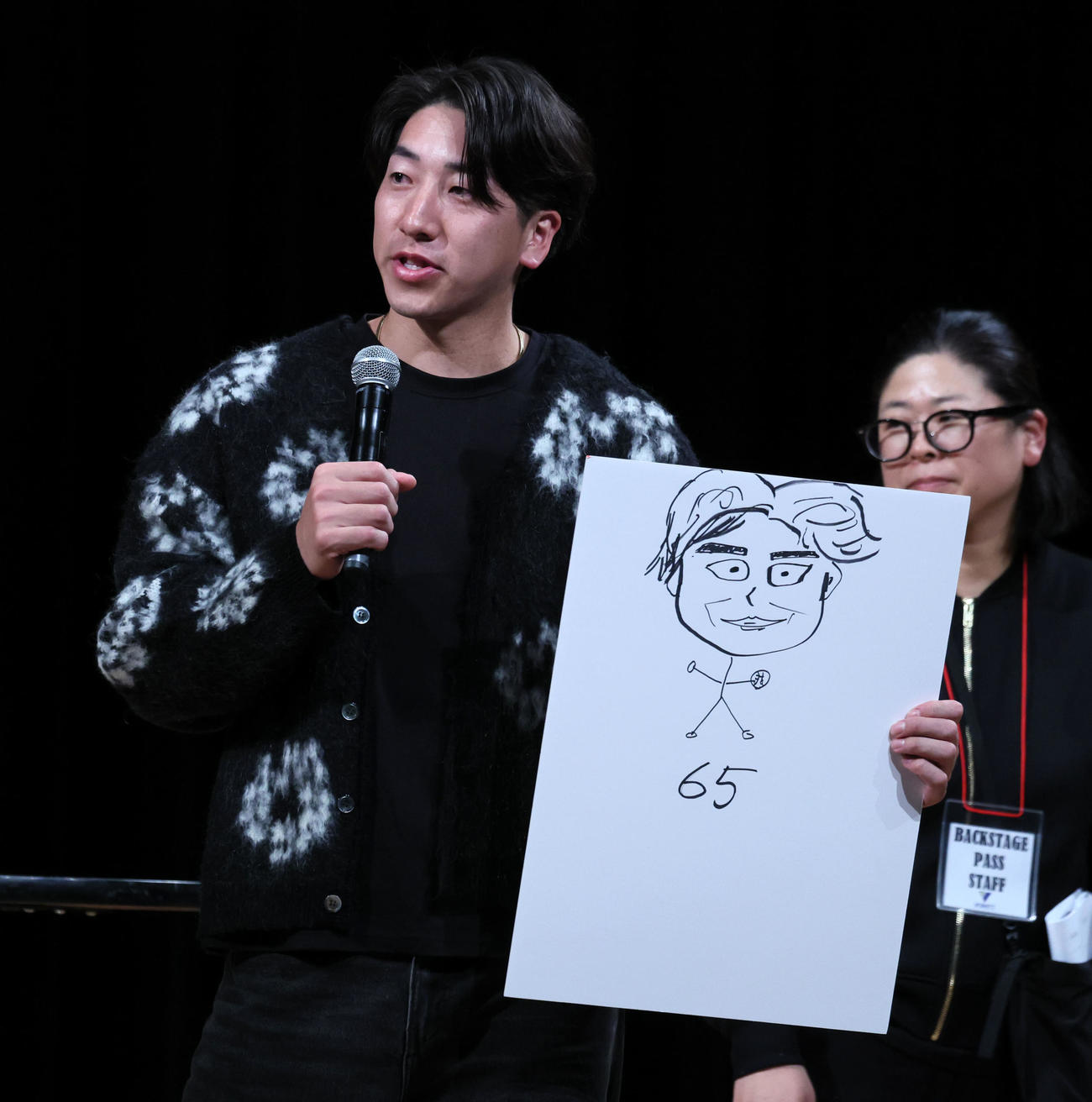 トークショーの中で阪神湯浅の似顔絵を描いた巨人大勢（撮影・加藤哉）