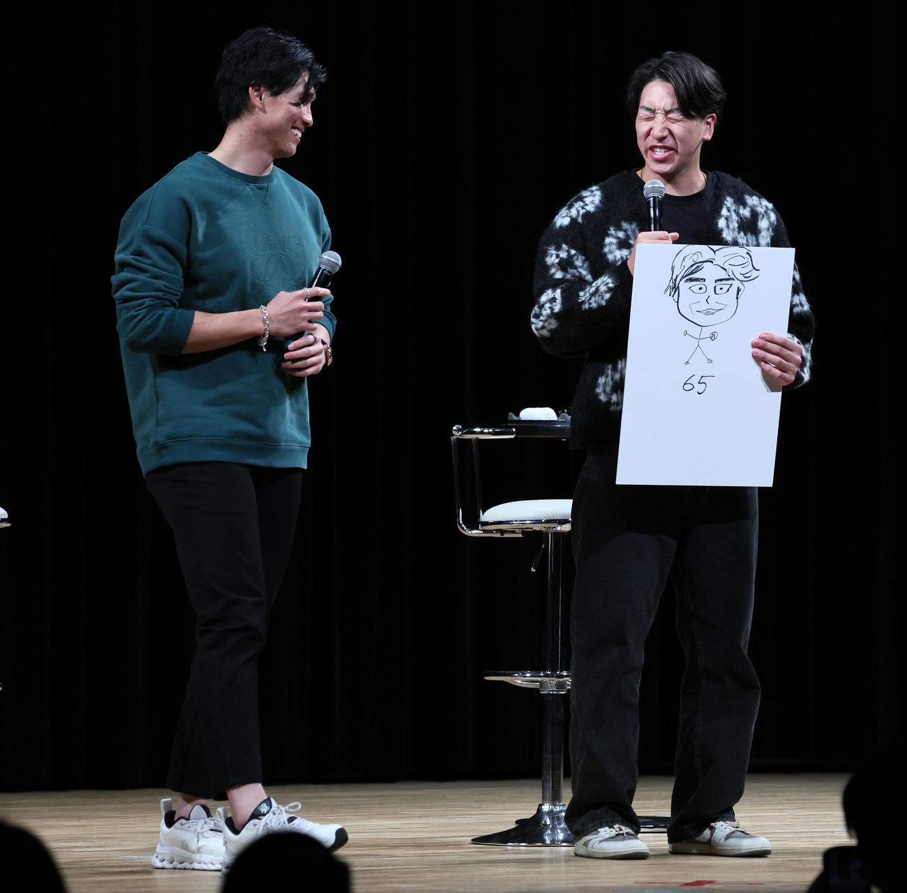 トークショーの中で阪神湯浅（左）の似顔絵を描いた巨人大勢（撮影・加藤哉）