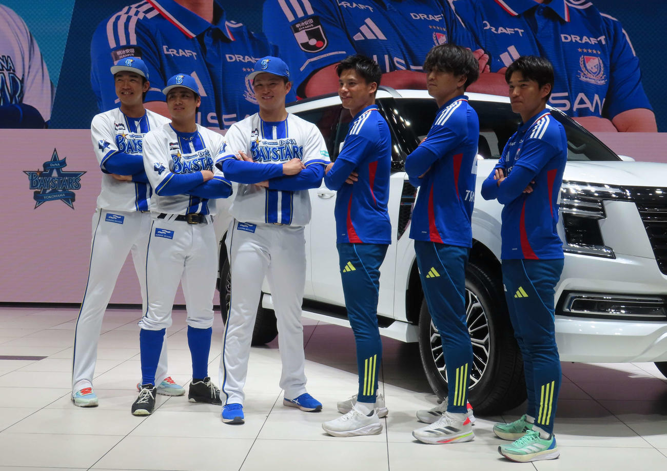 日産のスペシャルトークショーに参加した、左からDeNA梶原、森敬、竹田、横浜F・マリノス宮市、谷村、山根（撮影・山本佳央）