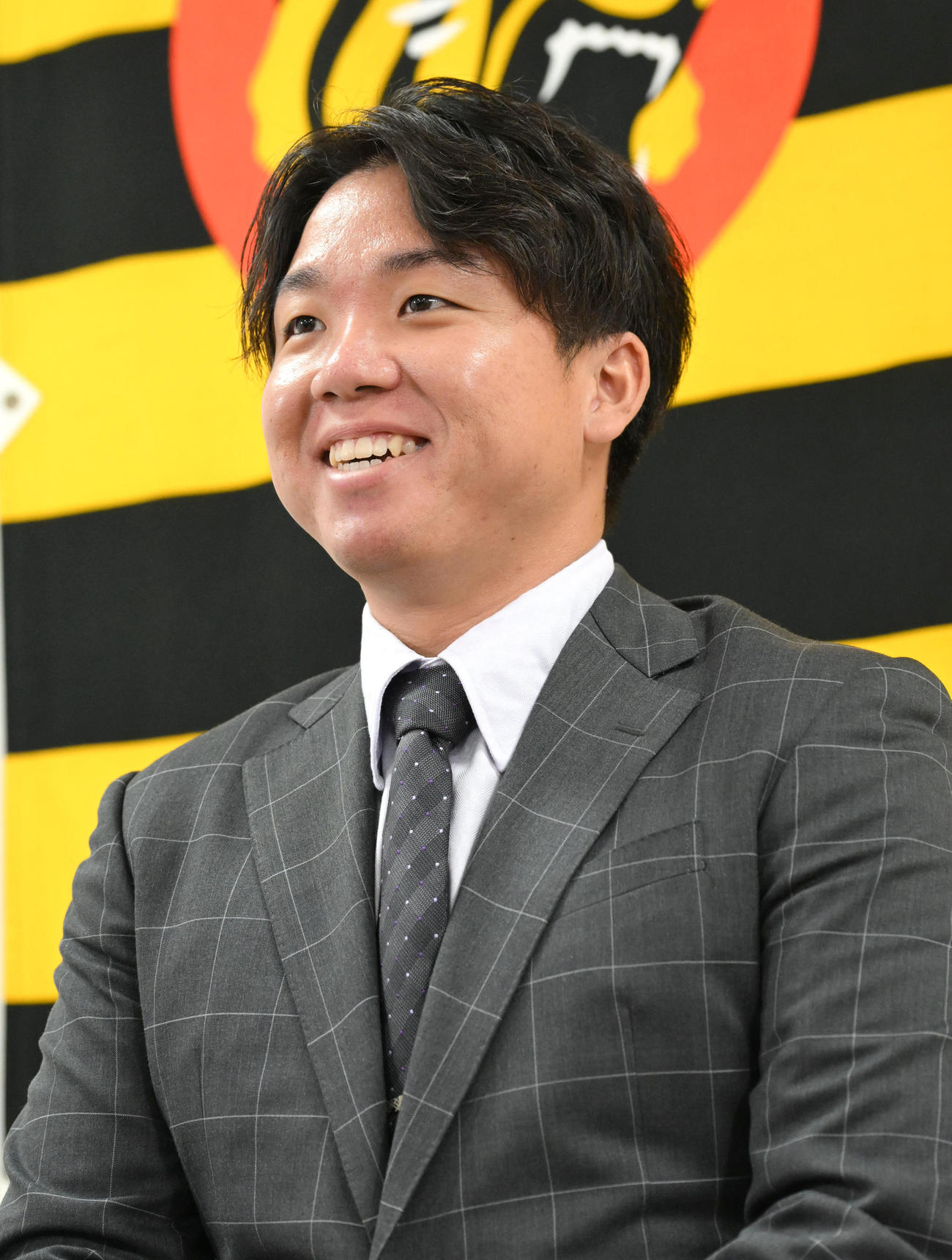 契約更改を終え会見をする村上（撮影・石井愛子）