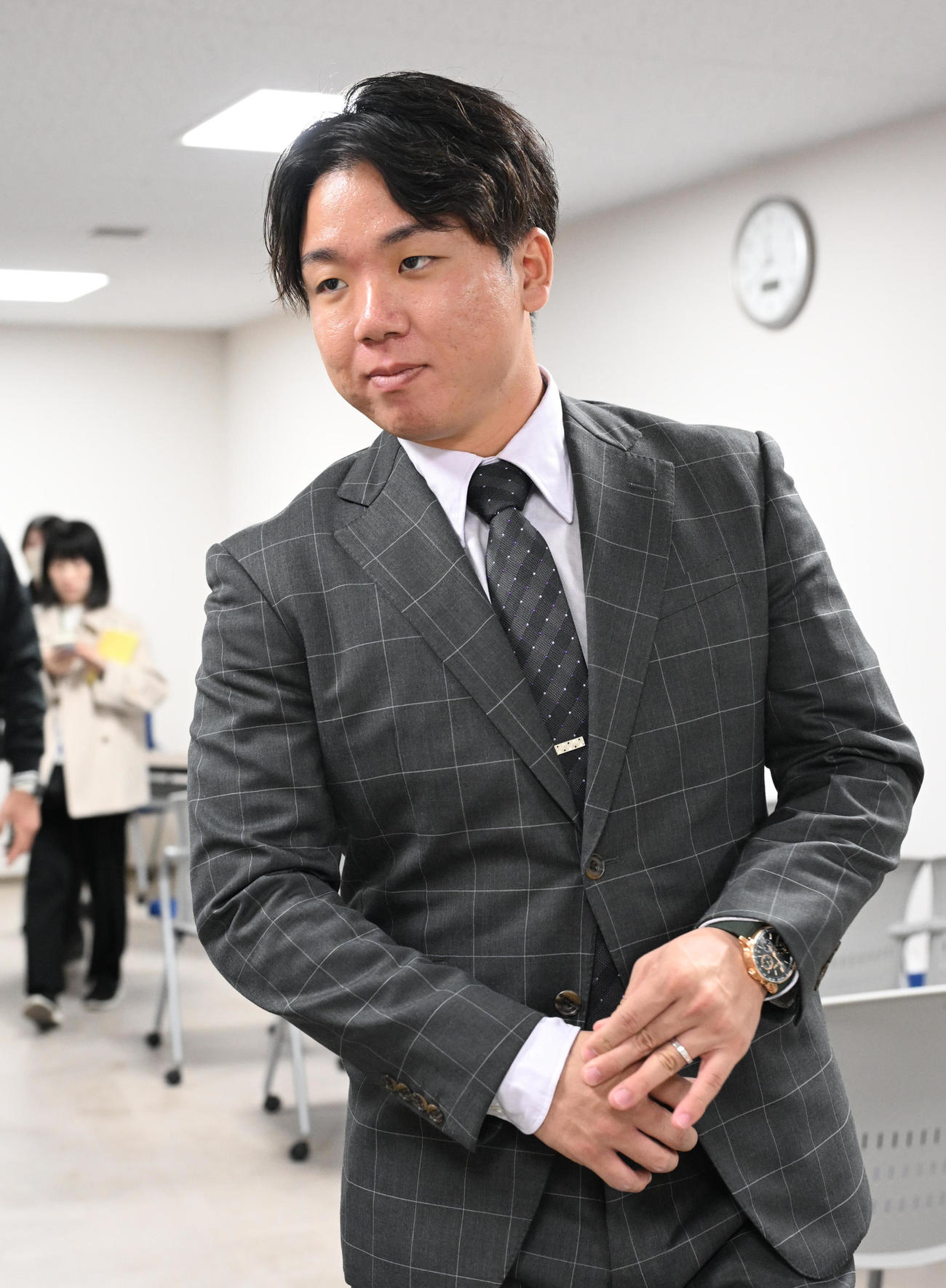 会見を終え引き揚げる村上（撮影・石井愛子）