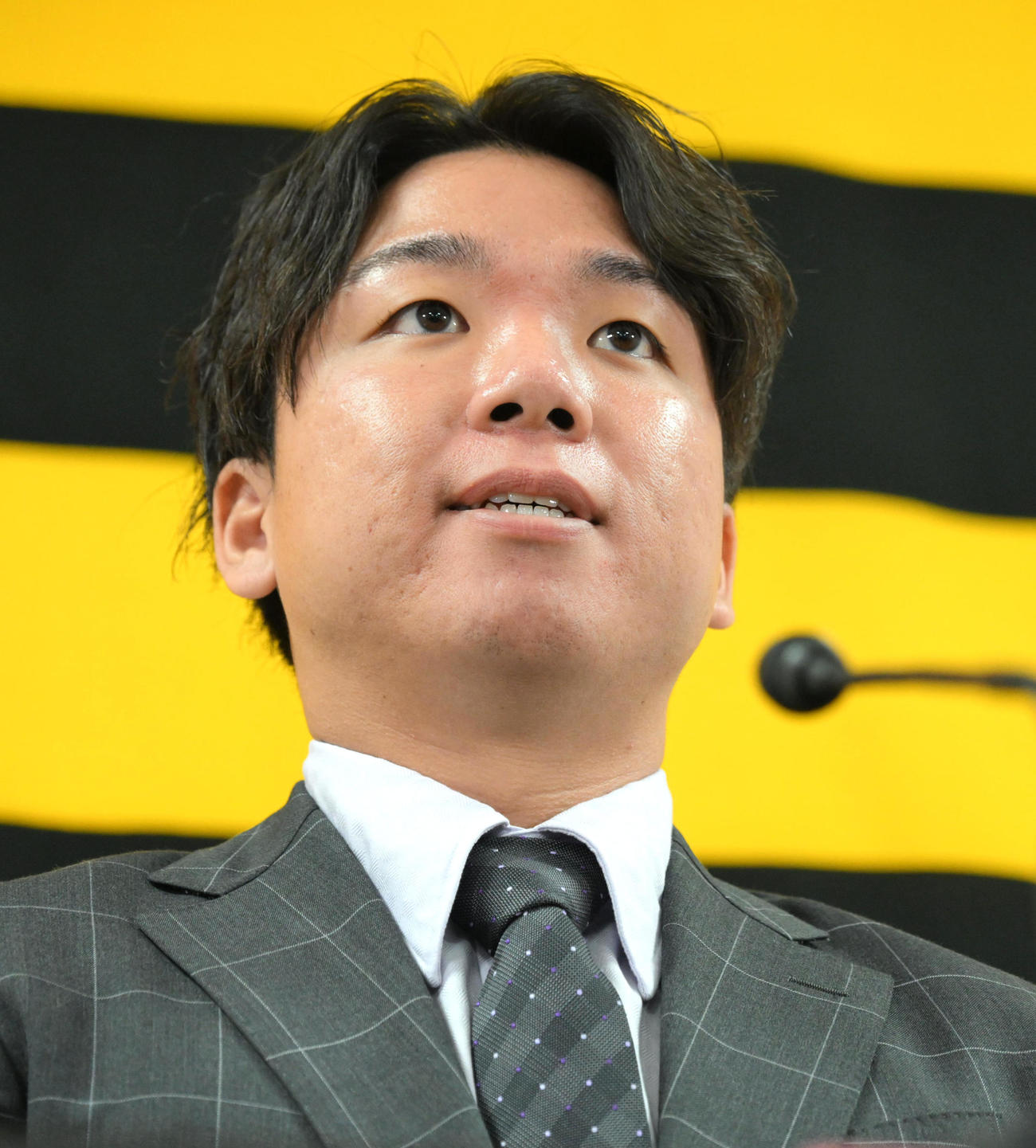 契約更改を終え会見をする村上（撮影・石井愛子）