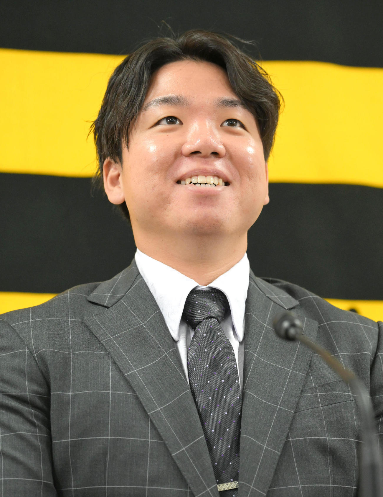 契約更改を終え会見をする村上（撮影・石井愛子）