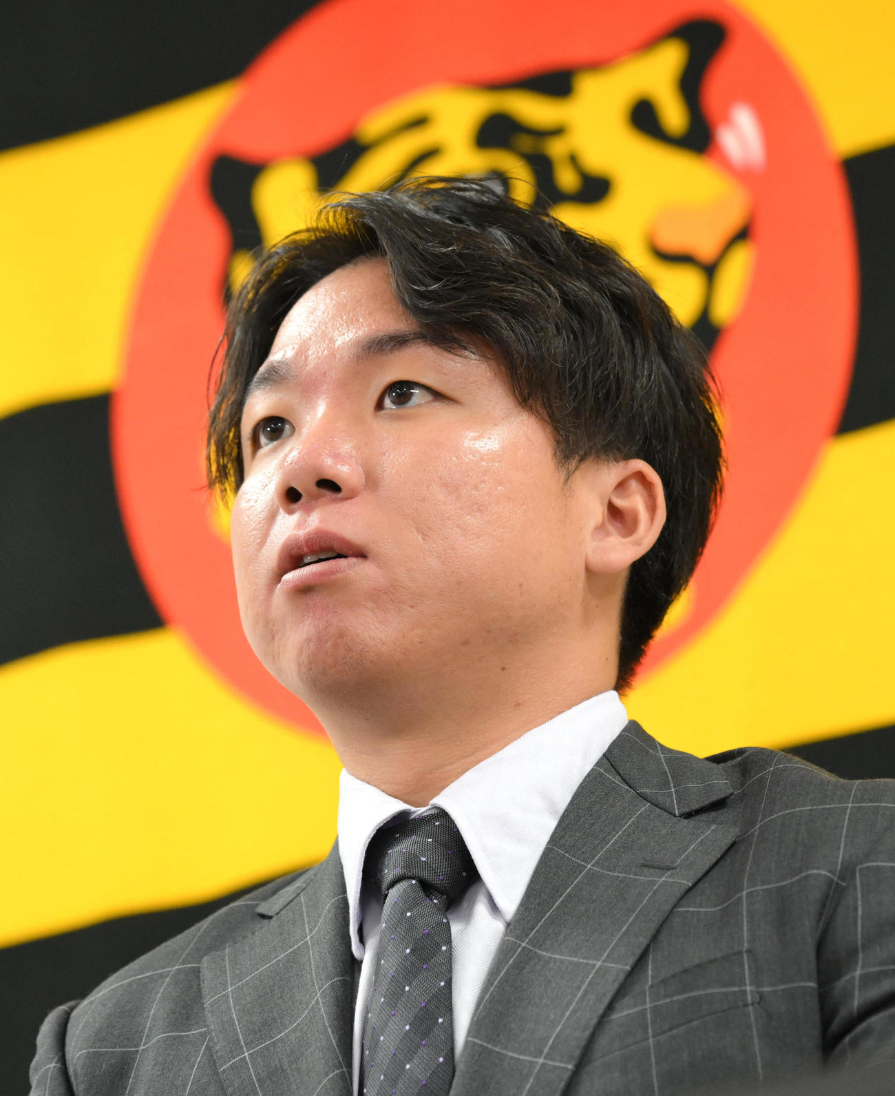 契約更改を終え会見をする村上（撮影・石井愛子）