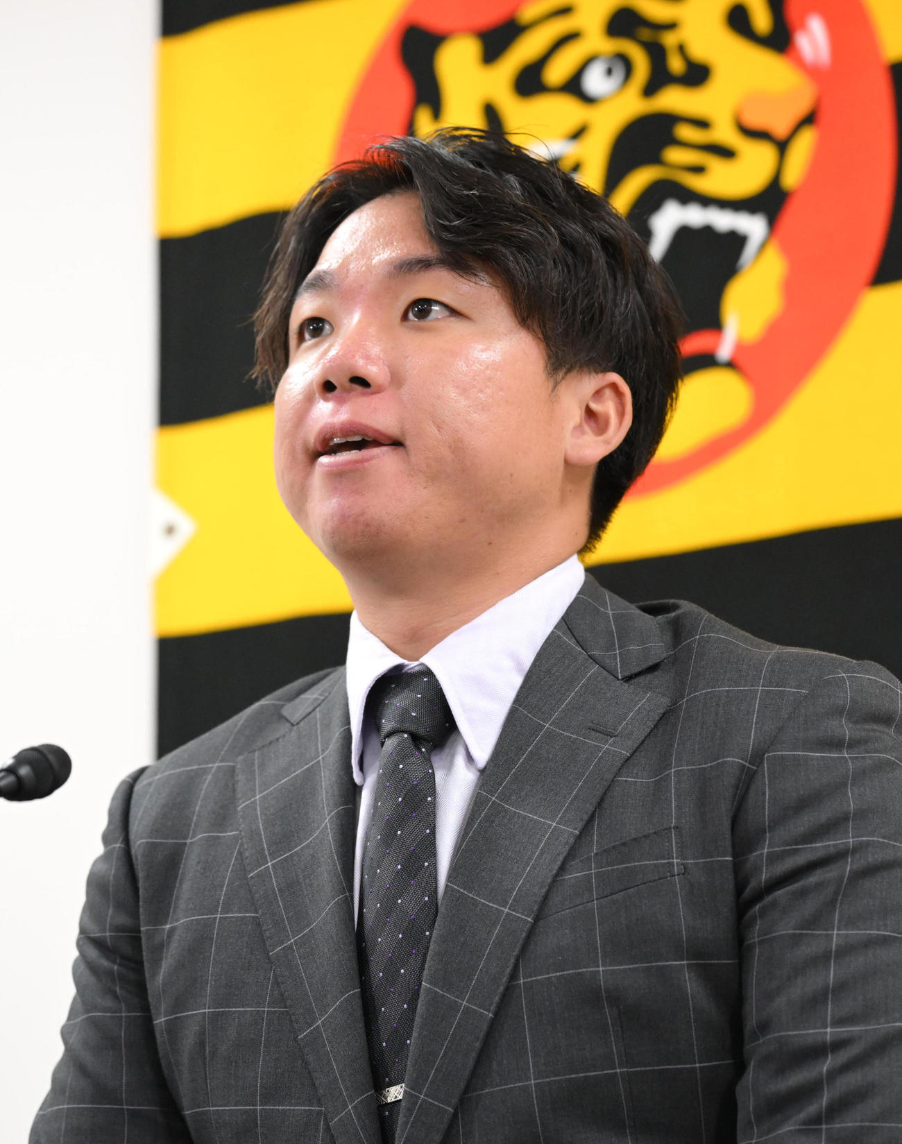 契約更改を終え会見をする村上（撮影・石井愛子）