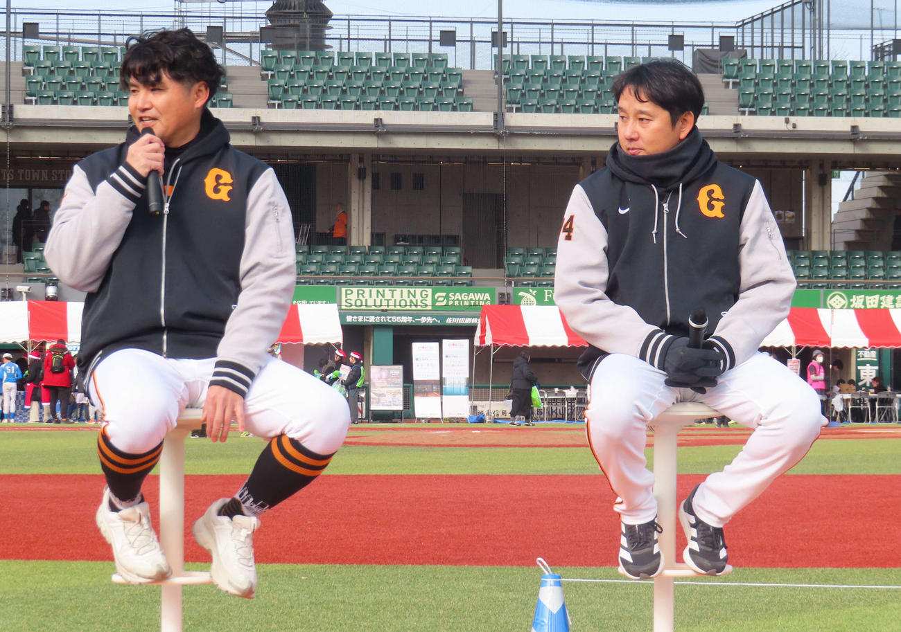 トークショーに出席した杉内1軍投手チーフコーチ（左）と野上3軍投手チーフコーチ（撮影・水谷京裕）