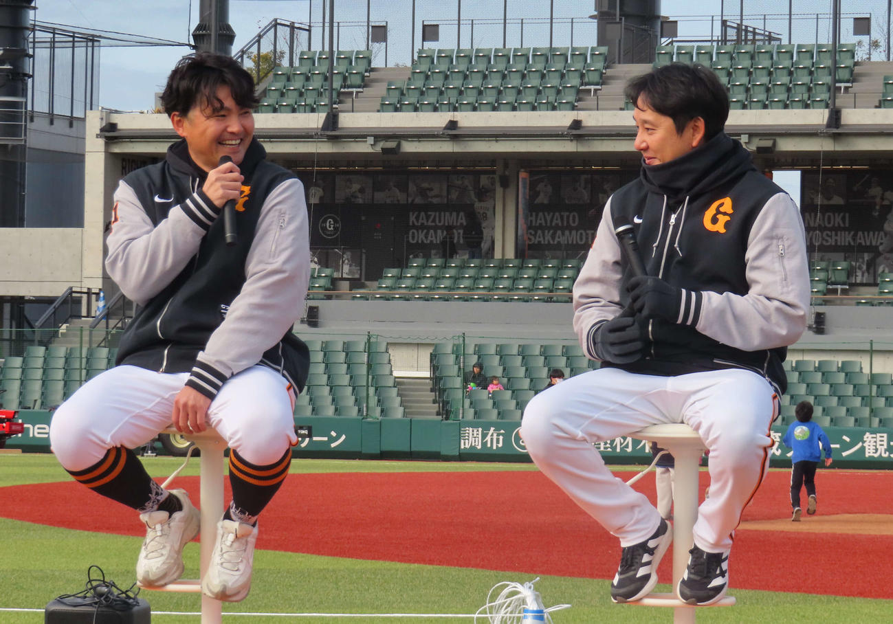 トークショーに出席した杉内1軍投手チーフコーチ（左）と野上3軍投手チーフコーチ（撮影・水谷京裕）