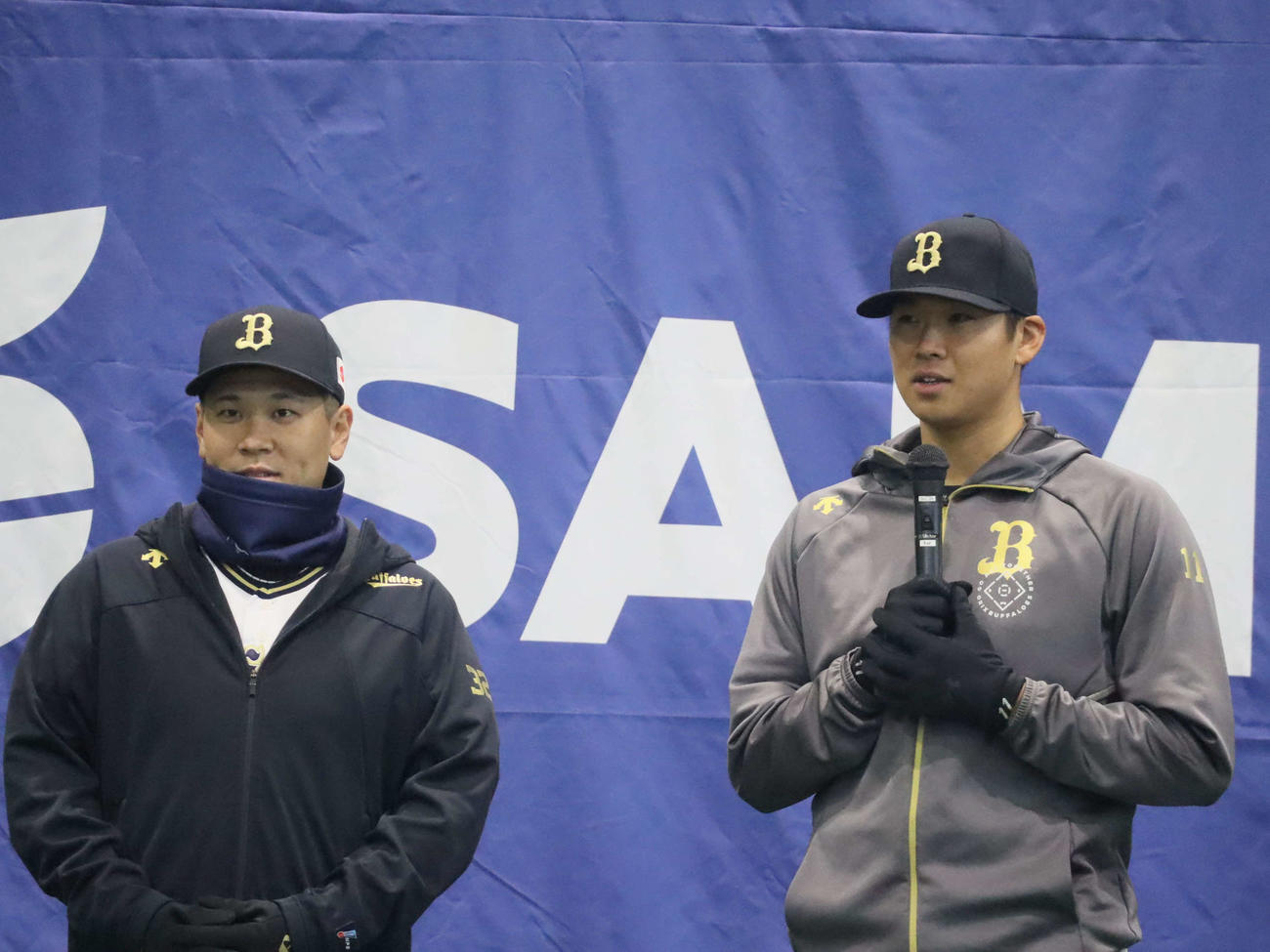 野球教室で子どもたちの質問に答えるオリックス福永と山下（右）（撮影・村松万里子）