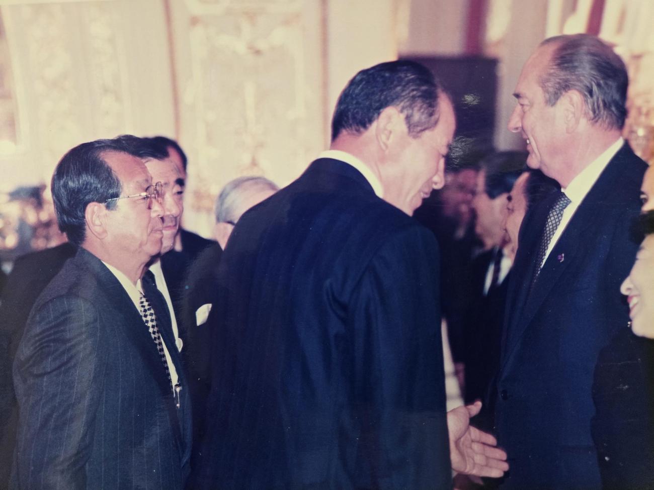 パリ市内で親日家で知られた仏シラク大統領（右）に挨拶する吉田義男氏（提供写真）