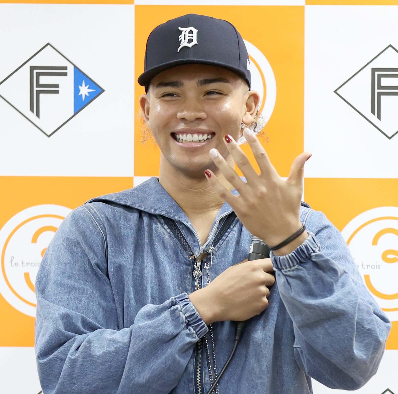 トークショーで赤白のネイルを披露する日本ハム水谷（撮影・黒川智章）