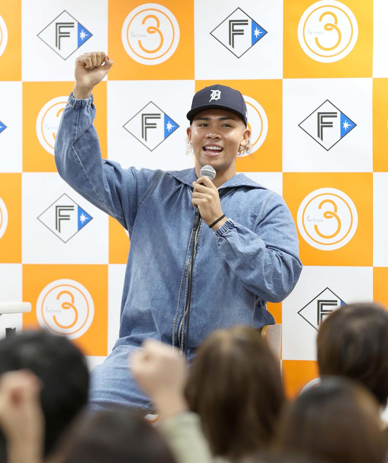 トークショーで叫ぶ日本ハム水谷（撮影・黒川智章）