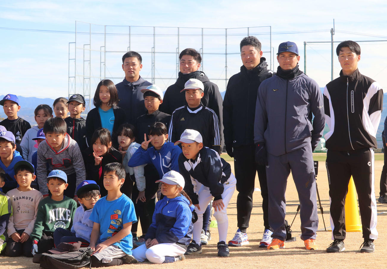 「RIKUJO JAPAN」とのコラボイベントに参加した、後列右から楽天太田、DeNA神里、筒香、ロッテ植田、広島林（撮影・小早川宗一郎）