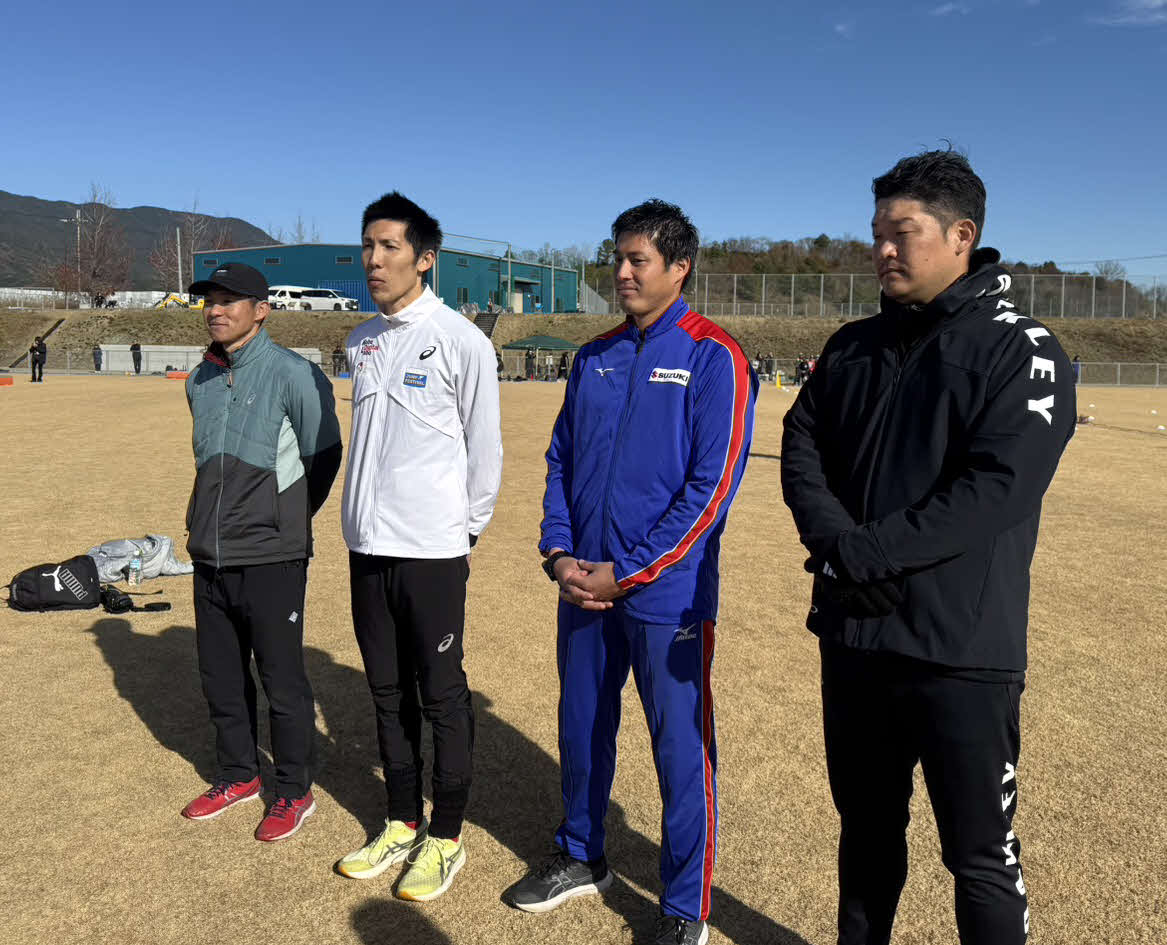 「RIKUJO JAPAN」とのコラボイベントに参加した左からロンドン五輪男子リレー代表の九鬼氏、男子走り高跳び元日本代表の衛藤氏、男子やり投げ元日本代表の新井氏、DeNA筒香（撮影・小早川宗一郎）