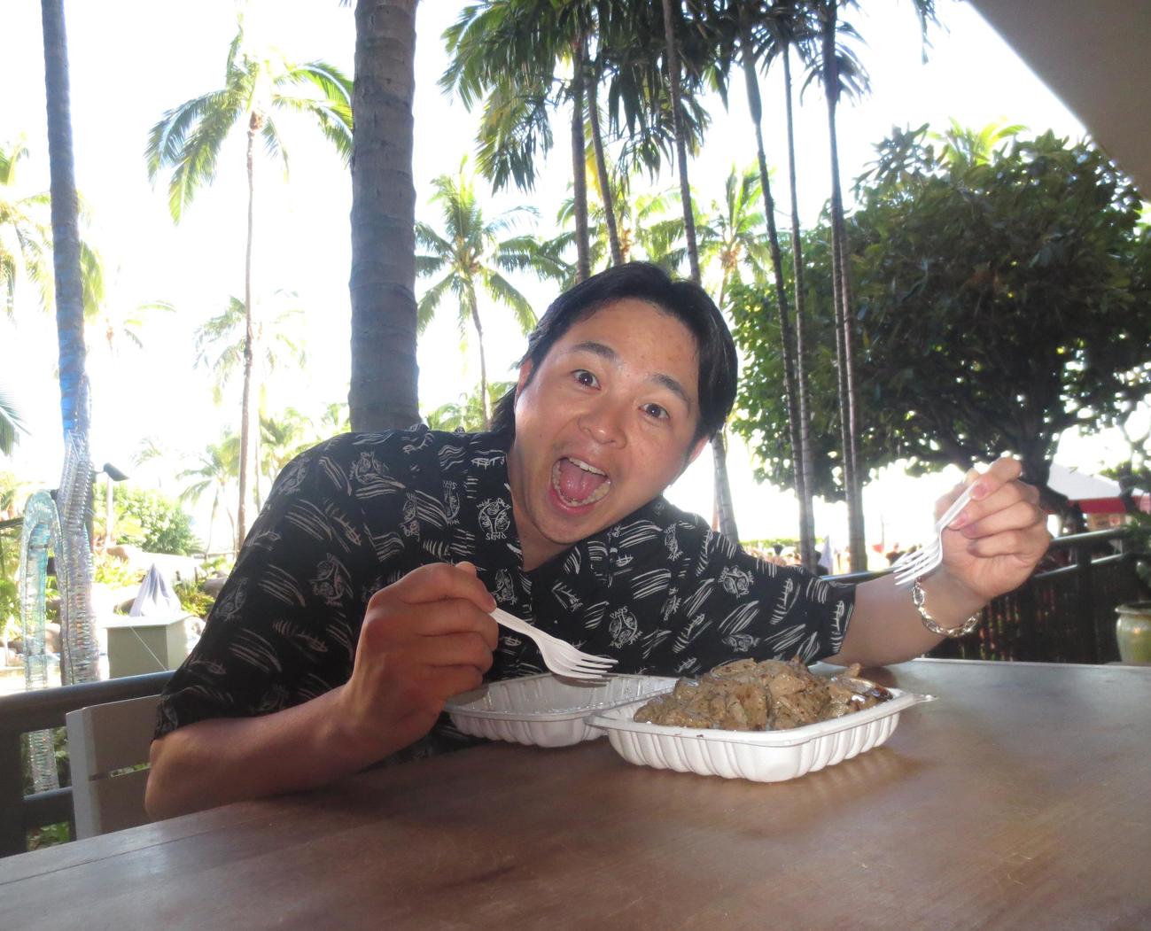 優勝旅行先のハワイで肉を食らうソフトバンク川瀬（撮影・佐藤究）