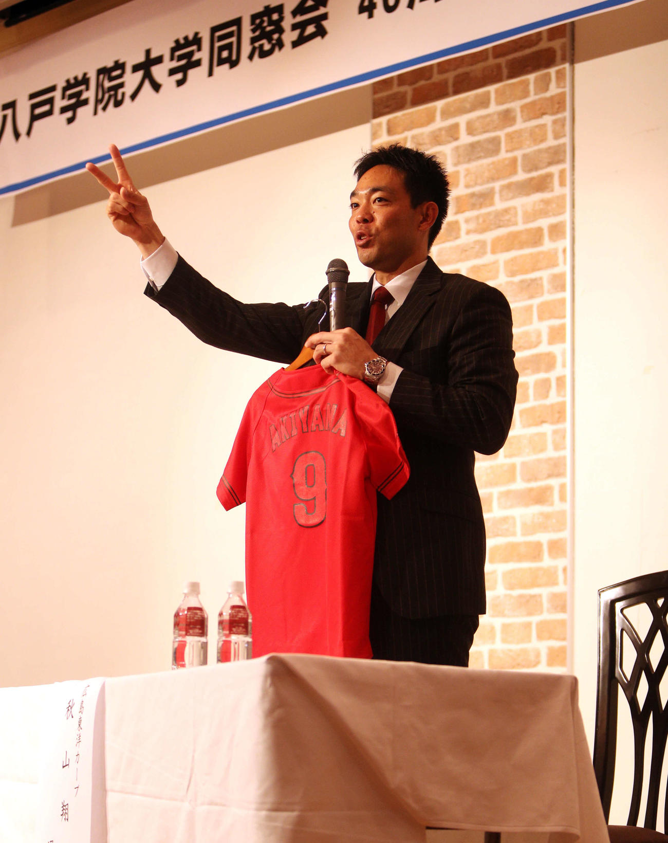 サイン入りユニホームプレゼントのじゃんけん大会でじゃんけんする広島秋山（撮影・木村有優）