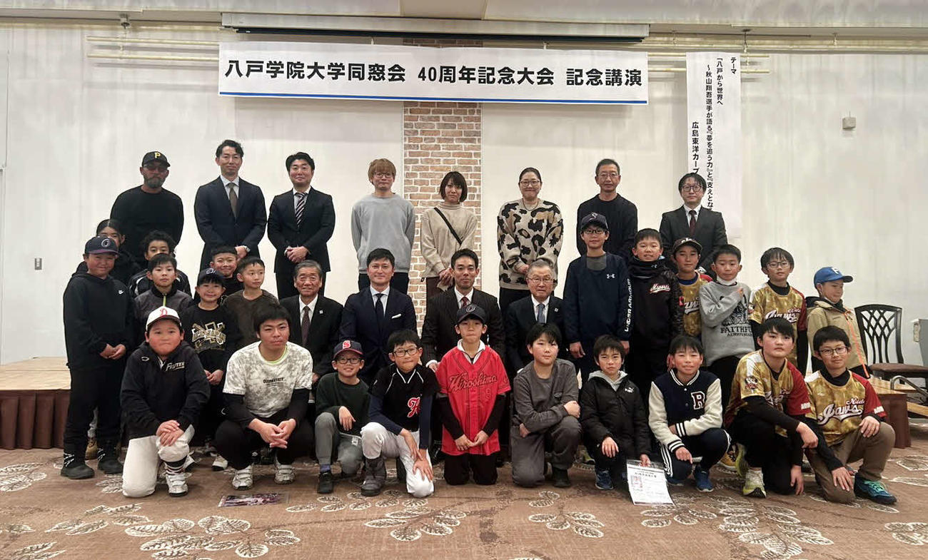 広島・秋山の記念講演を終え、写真を撮る参加者（撮影・木村有優）
