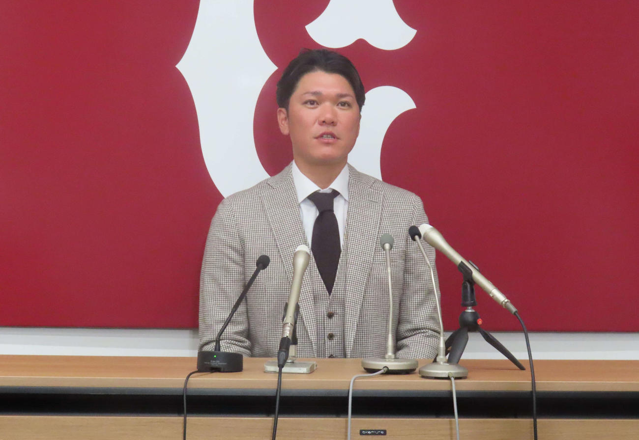 契約更改を終え、会見に臨んだ巨人坂本（2025年12月9日撮影）