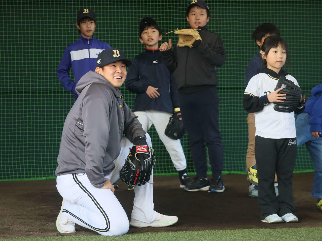 野球教室で子どもたちとふれ合うオリックス山下（撮影・村松万里子）
