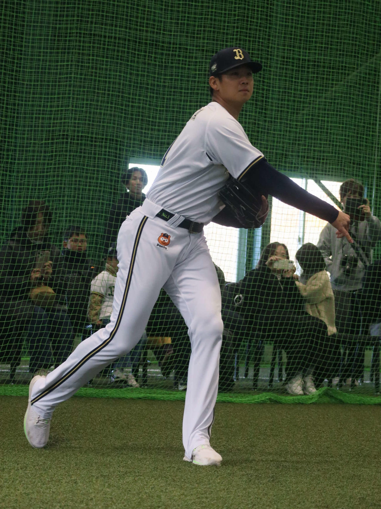 野球教室で実演するオリックス山下（撮影・村松万里子）