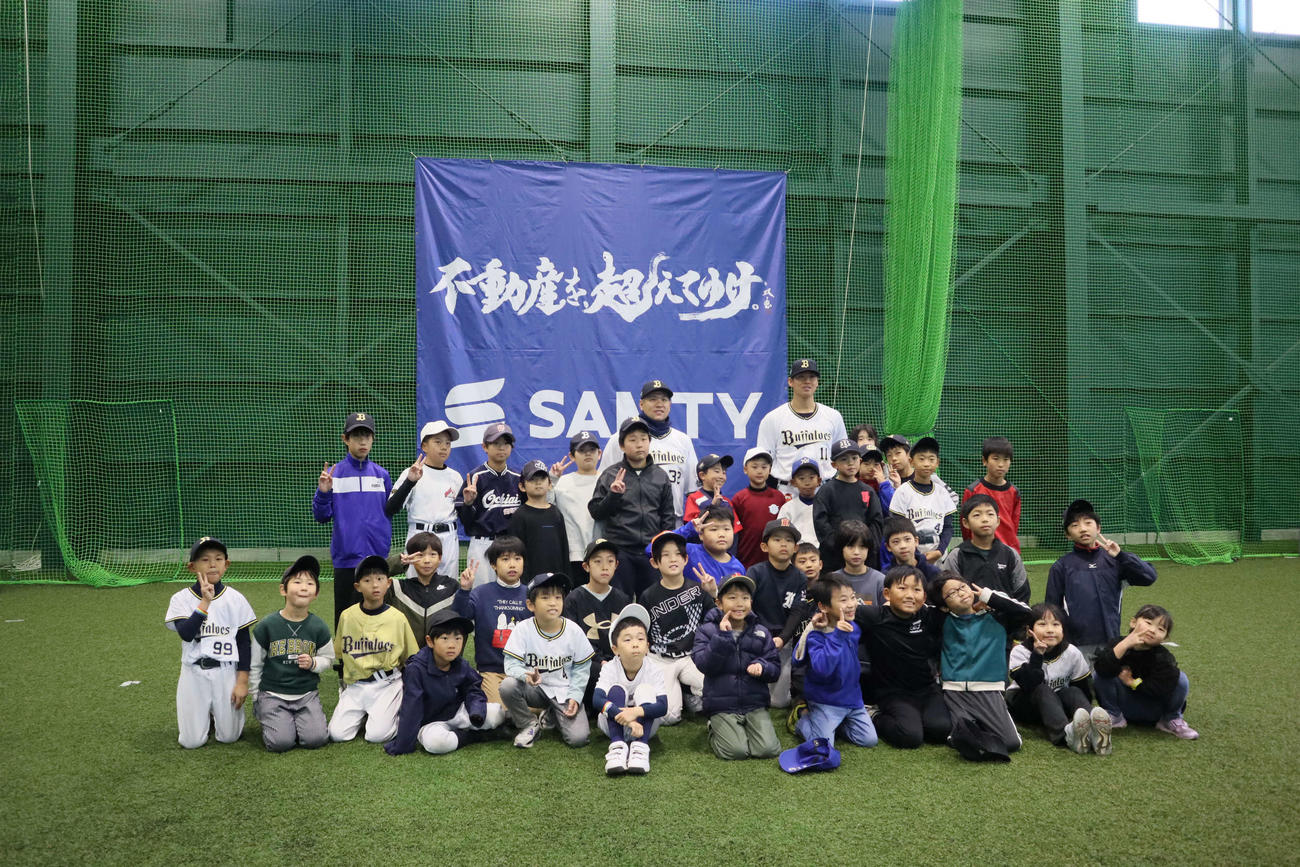 野球教室に参加したオリックス福永（奥左）と山下（撮影・村松万里子）