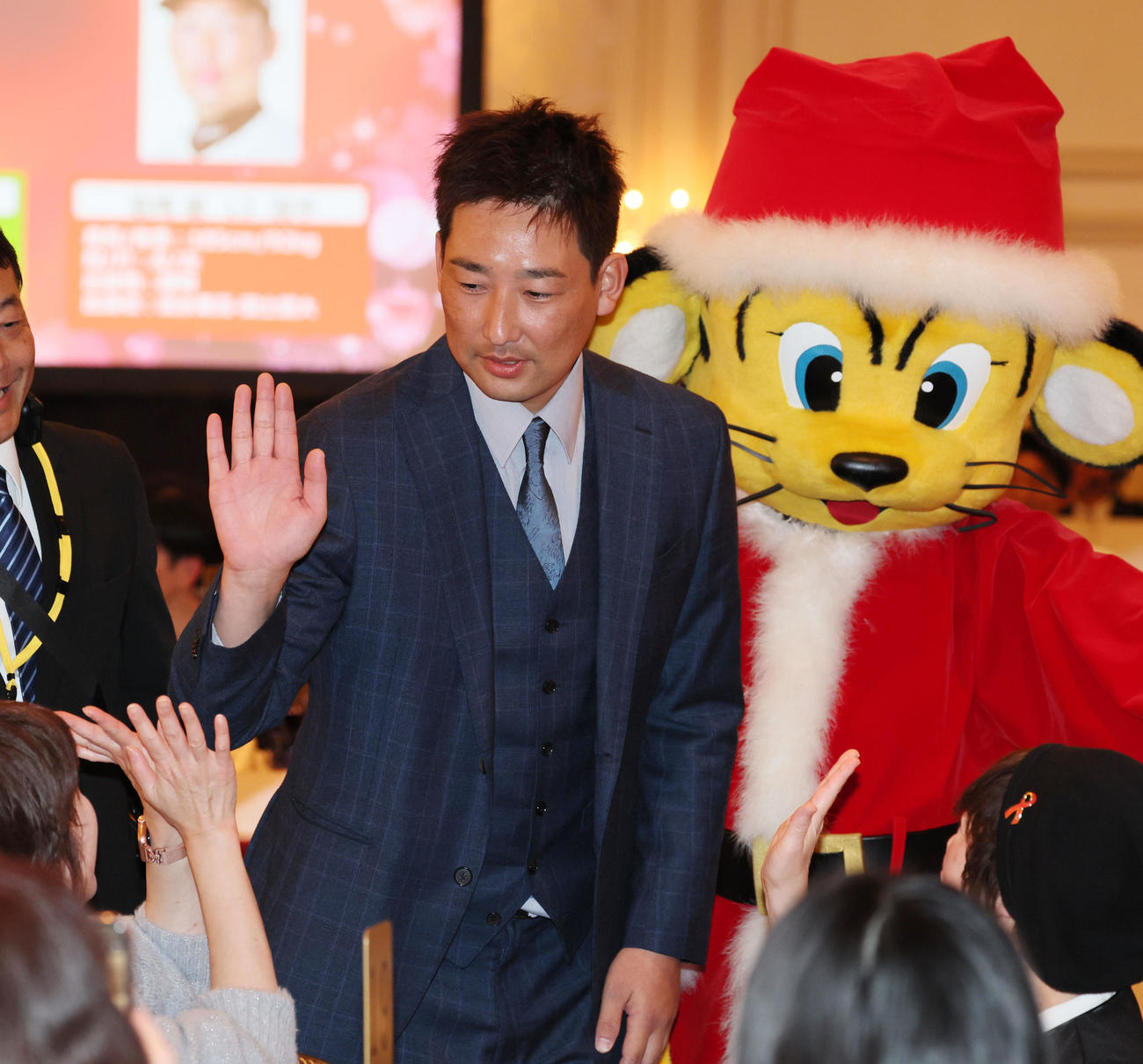 ファンクラブ会員限定の「クリスマスプレミアムパーティー」に参加しファンとタッチする阪神岩崎（撮影・加藤哉）