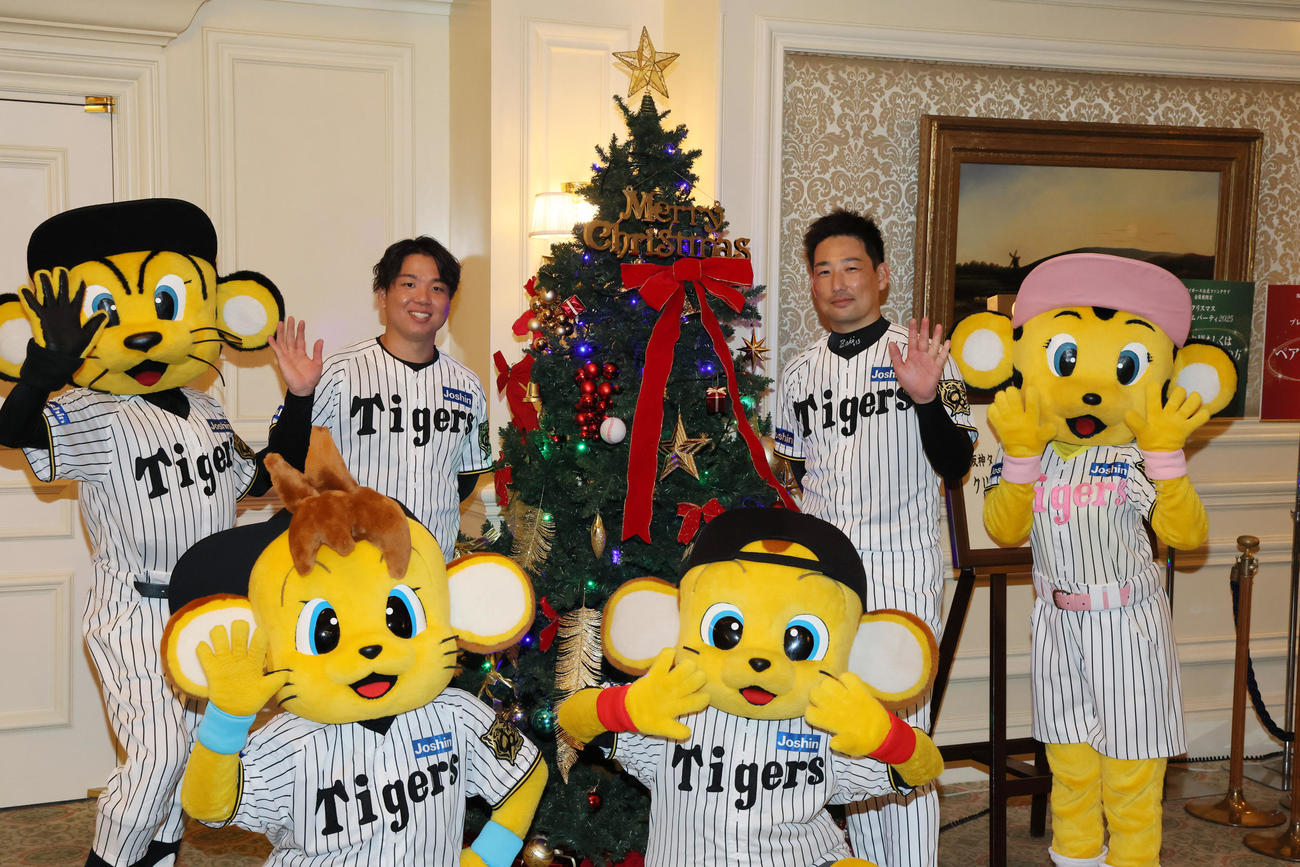 ファンクラブ会員限定の「クリスマスプレミアムパーティー」に参加しマスコットと写真に納まる阪神村上（左）と岩崎（撮影・加藤哉）