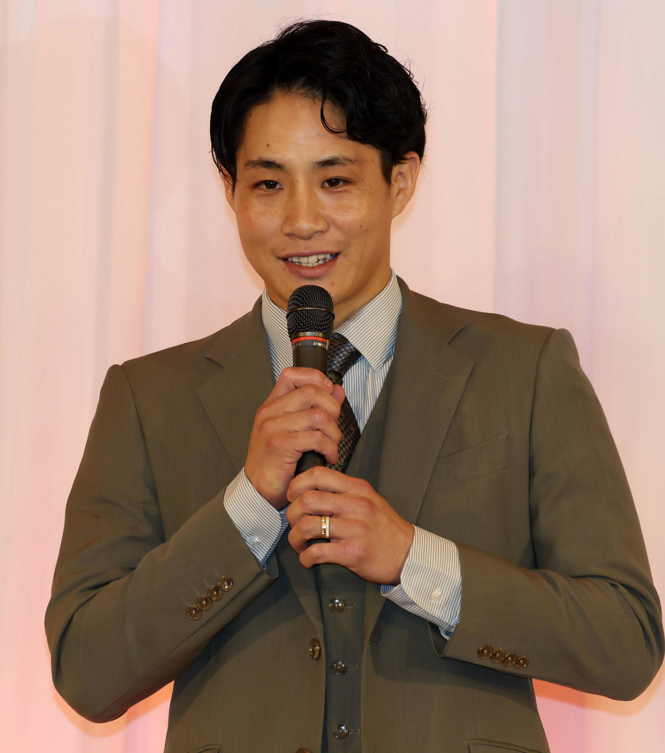 ファンクラブ会員限定の「クリスマスプレミアムパーティー」に参加しあいさつする木浪（撮影・加藤哉）