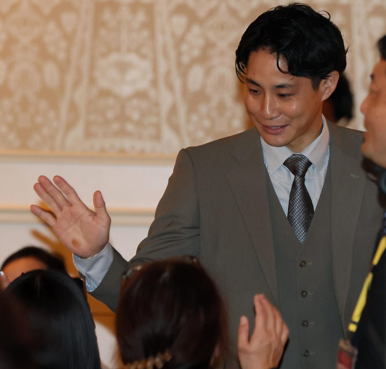 ファンクラブ会員限定の「クリスマスプレミアムパーティー」に参加しファンとタッチする木浪（撮影・加藤哉）
