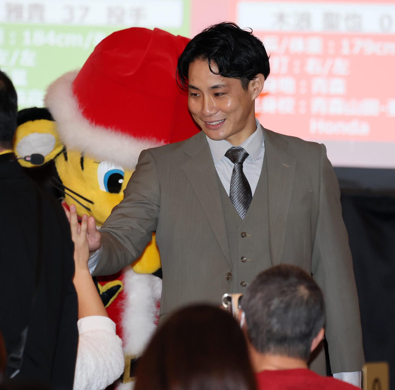 ファンクラブ会員限定の「クリスマスプレミアムパーティー」に参加しファンとタッチする木浪（撮影・加藤哉）