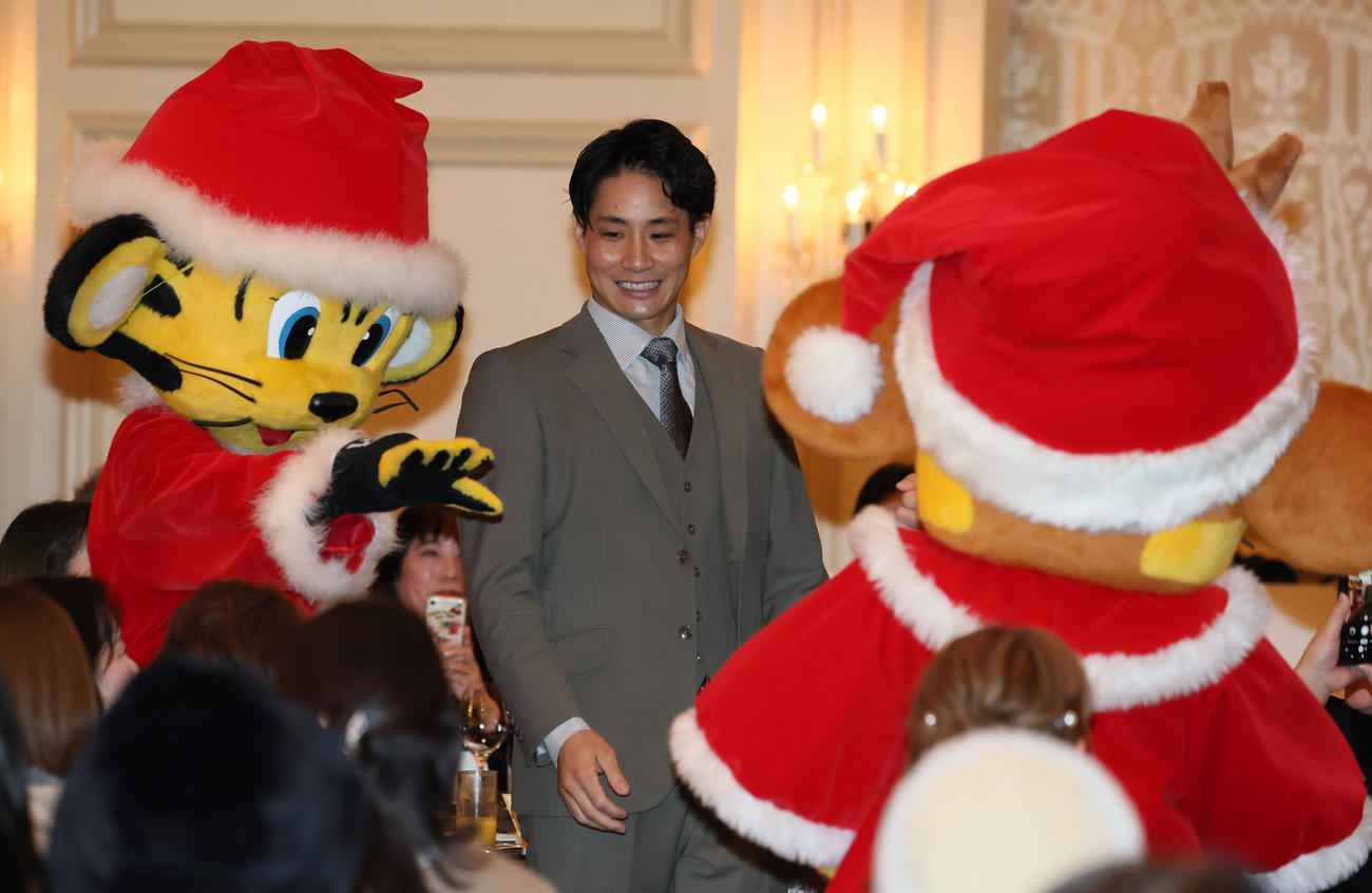 ファンクラブ会員限定の「クリスマスプレミアムパーティー」に参加しファンとタッチする木浪（撮影・加藤哉）