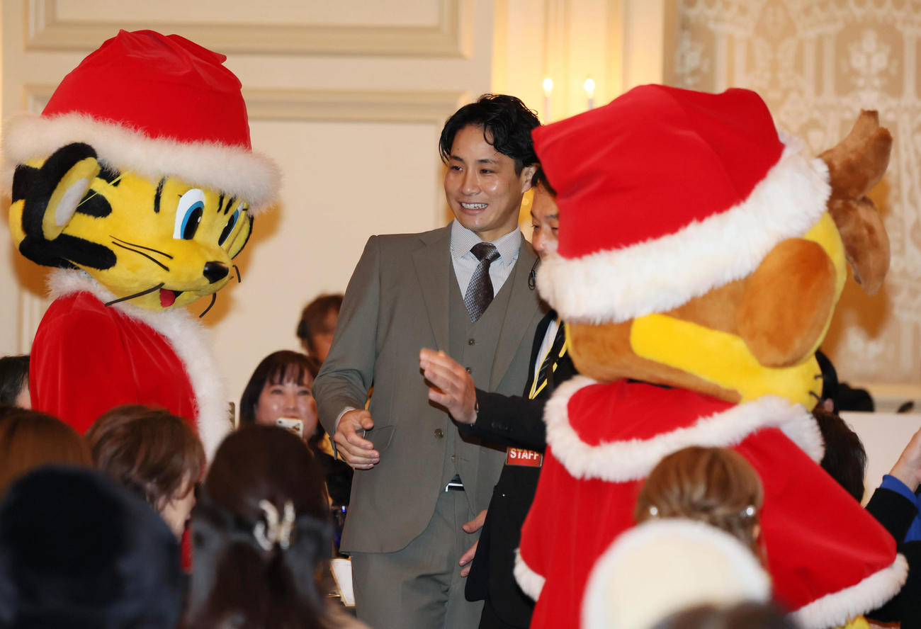 ファンクラブ会員限定の「クリスマスプレミアムパーティー」に参加しファンとタッチする木浪（撮影・加藤哉）