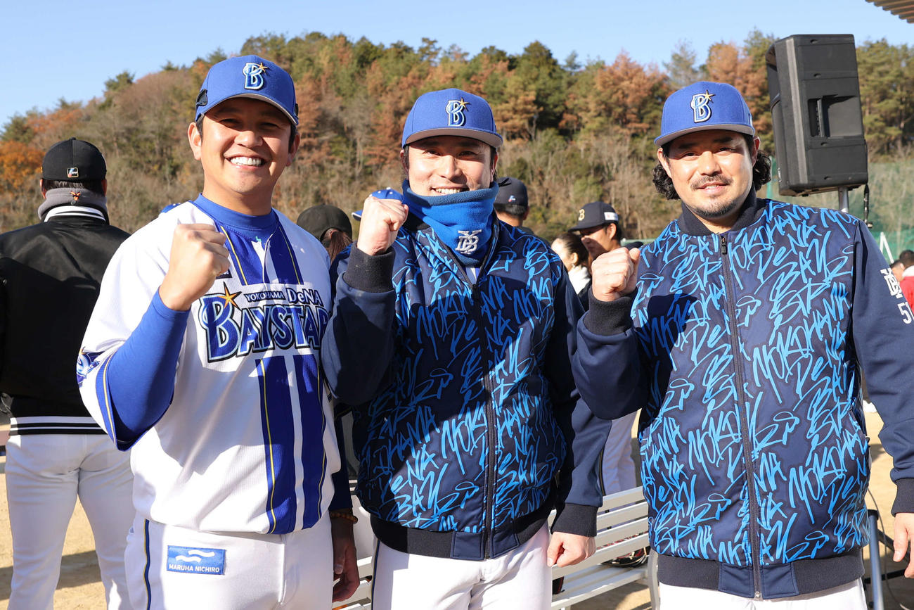 亜大OBが中心となった野球教室に参加した（左から）横浜DeNAベイスターズ　山崎康晃、佐野恵太、宮崎敏朗（撮影・保坂淑子）