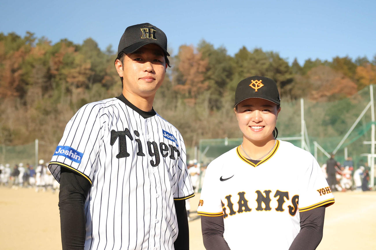 亜大OBが中心となった野球教室で、一緒に小学生の指導にあたった（左から）阪神・高橋と巨人・島野（撮影・保坂淑子）